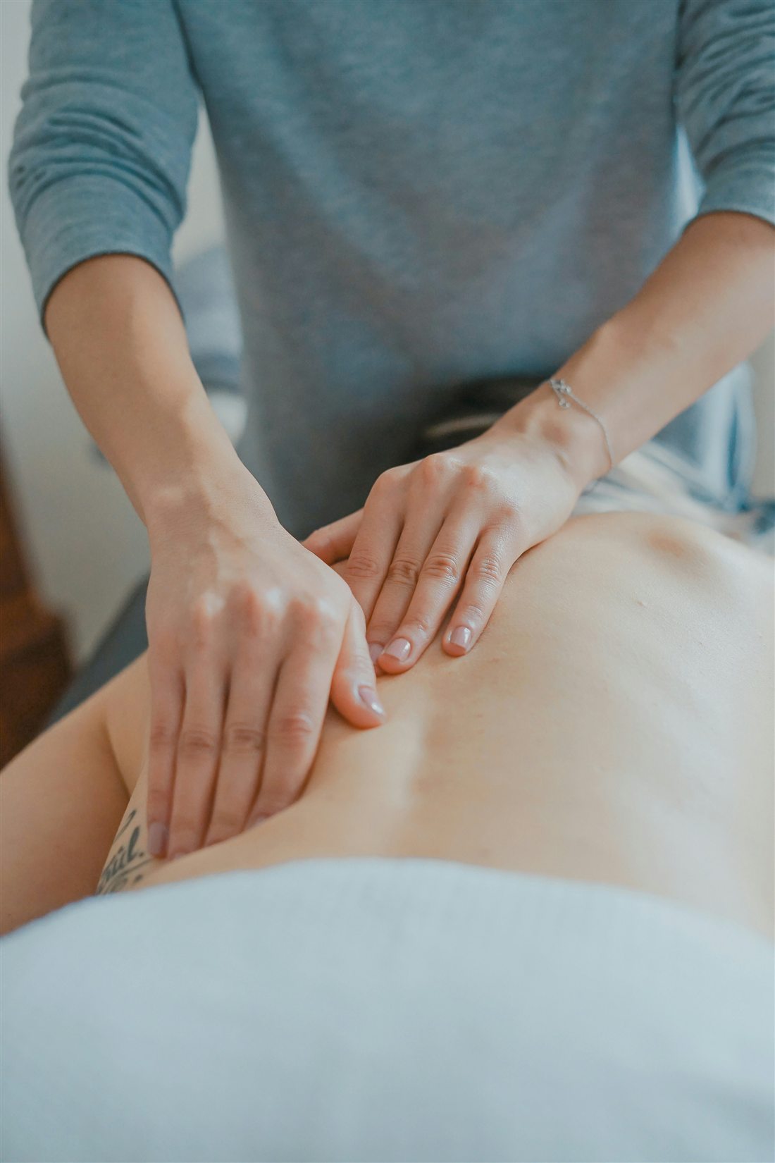 Trattamento osteopatico manuale sulla schiena